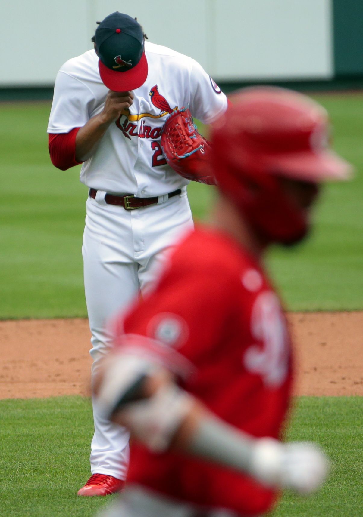 Reds sweep Cardinals 8-7